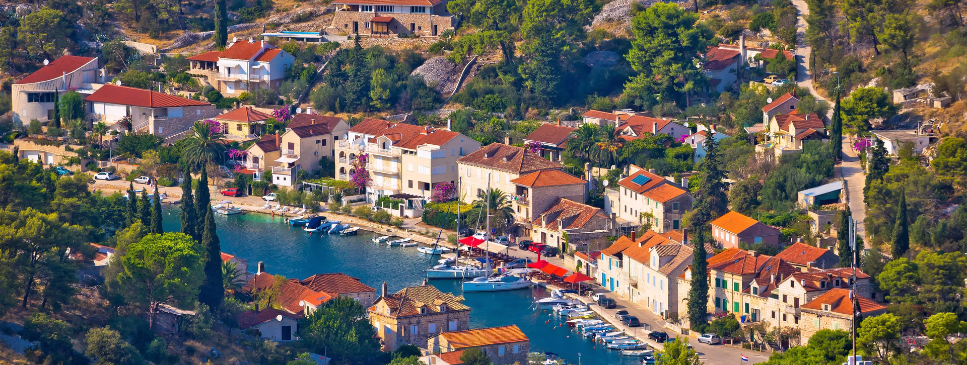 Die kleine Stadt Bobovišća na moru von oben fotografiert