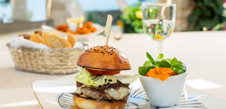 Großer Steak Burger mit Beilagen Salat und Brot 