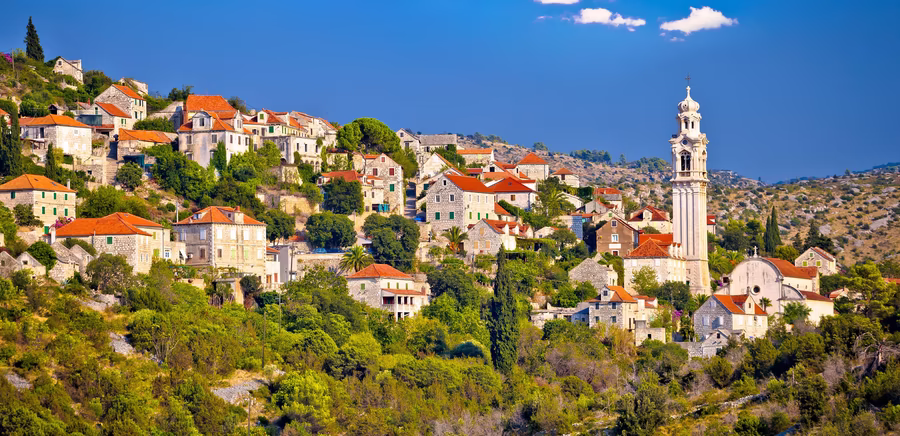 Foto von der Stadt Lozisca von oben