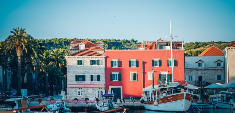 Haus Ilic von außen direkt am kleinen Hafen