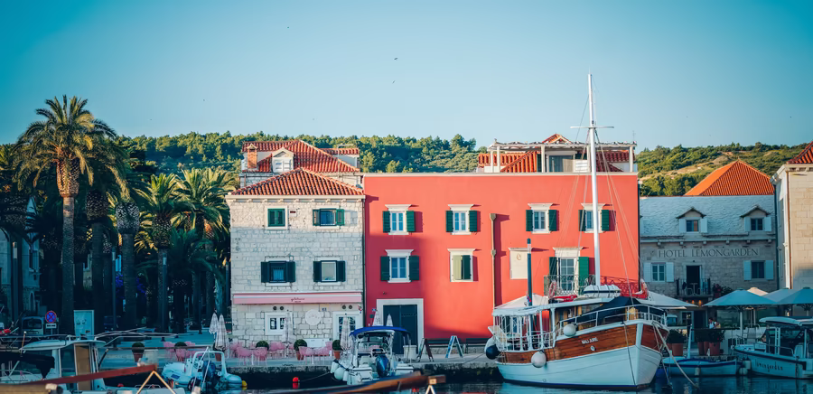 Haus Ilic von außen direkt am kleinen Hafen