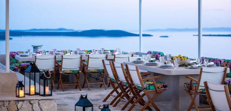 Abendstimmung auf der Dachterrasse mit Aussicht auf das Meer