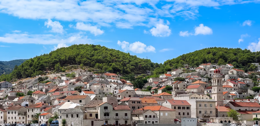Die Stadt Pučišća vom Meer aus fotografiert