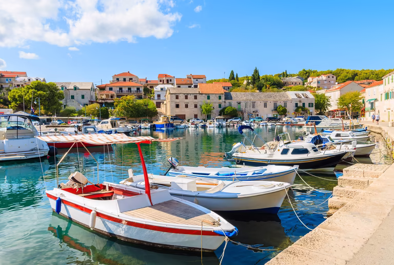 Ortschaft Sumartin mit kleinen Booten im Hafen