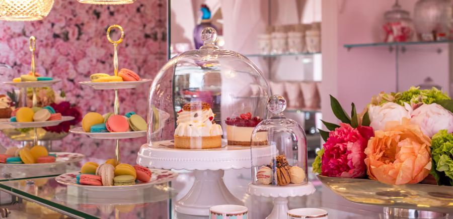 Macarons, Pralinen und kleine Küchlein in der Gelateria