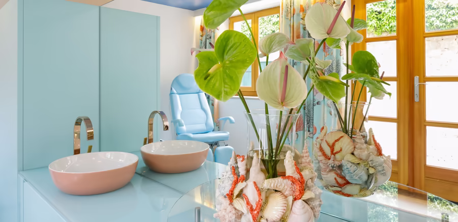 Beautysalon mit großem Waschbecken in Pastellfarben 