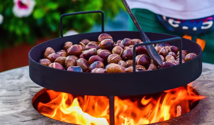 Geröstete Kastanien über offenem Feuer 