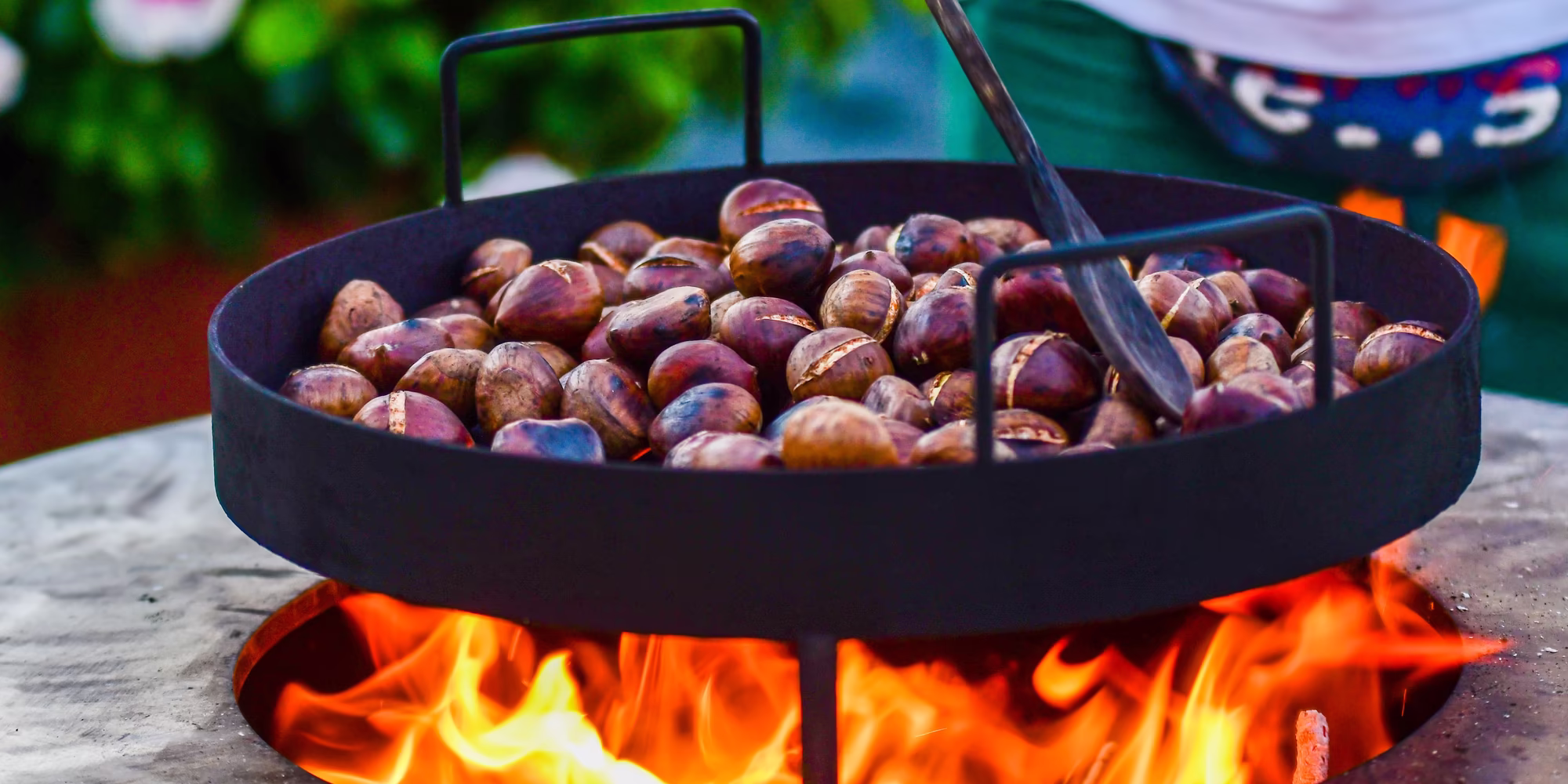 Geröstete Kastanien über offenem Feuer 