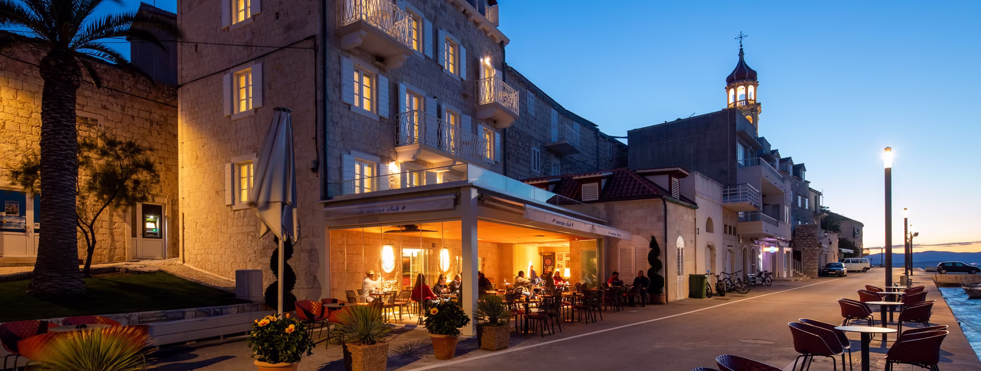 Abendstimmung Marina Club von außen 