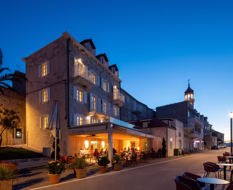 Abendstimmung Marina Club von außen 