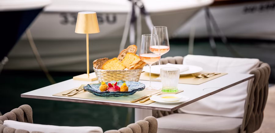 gedeckter Tisch mit Abendessen direkt am Meer