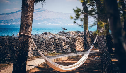 Hängematte zwischen zwei Bäumen mit Meerblick