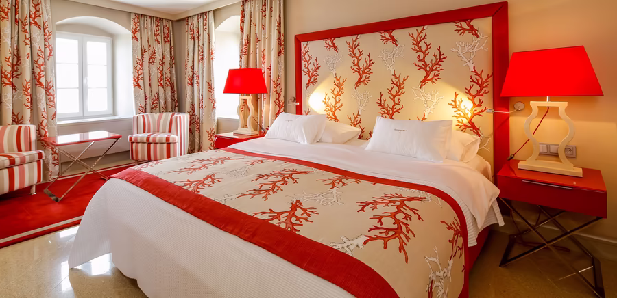 Doppelbett mit Hoher Kopfstütze mit Korallen Muster in rot / oranger Farbe