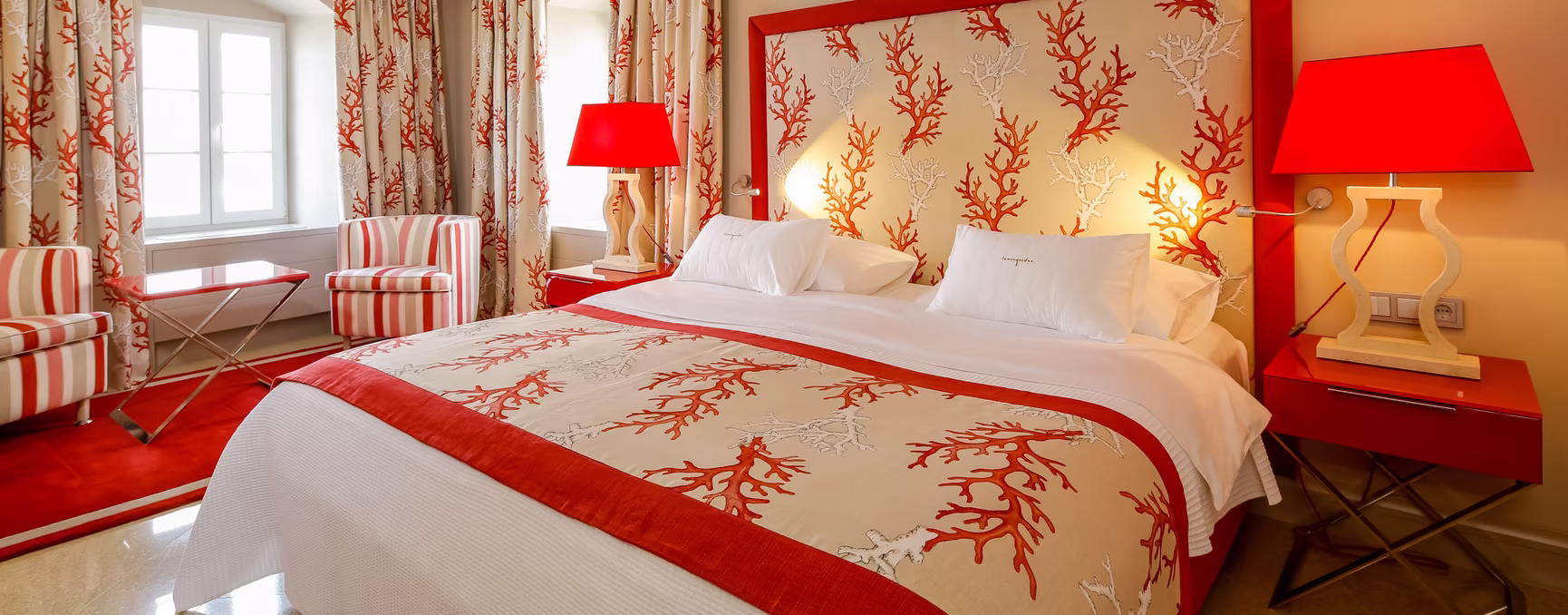Doppelbett mit Hoher Kopfstütze mit Korallen Muster in rot / oranger Farbe
