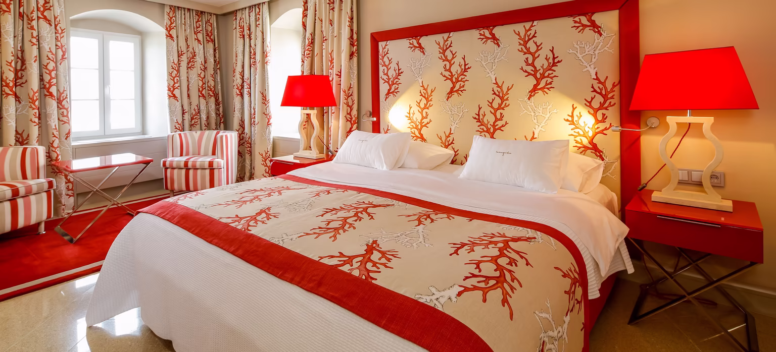 modernes Doppelzimmer , Luxury Suiten & Maisonetten mit Meerblick © Hotel Lemongarden Doppelbett mit Hoher Kopfstütze mit Korallen Muster in rot / oranger Farbe