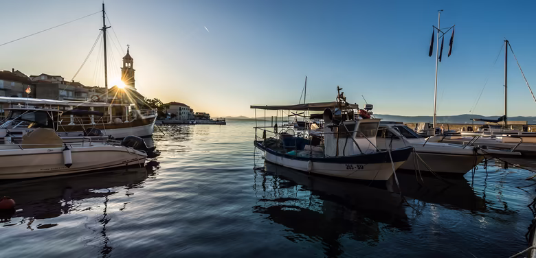 kleiner Hafen bei Sonnenuntergang auf der Insel Brac, Krotatien