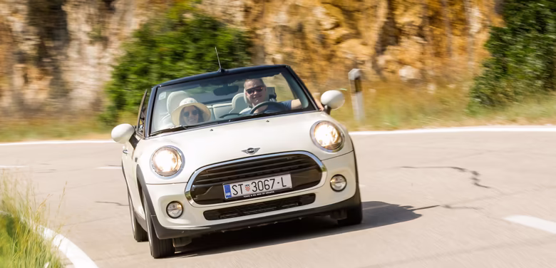 Mini Cooper on Tour auf den kroatischen Straßen 