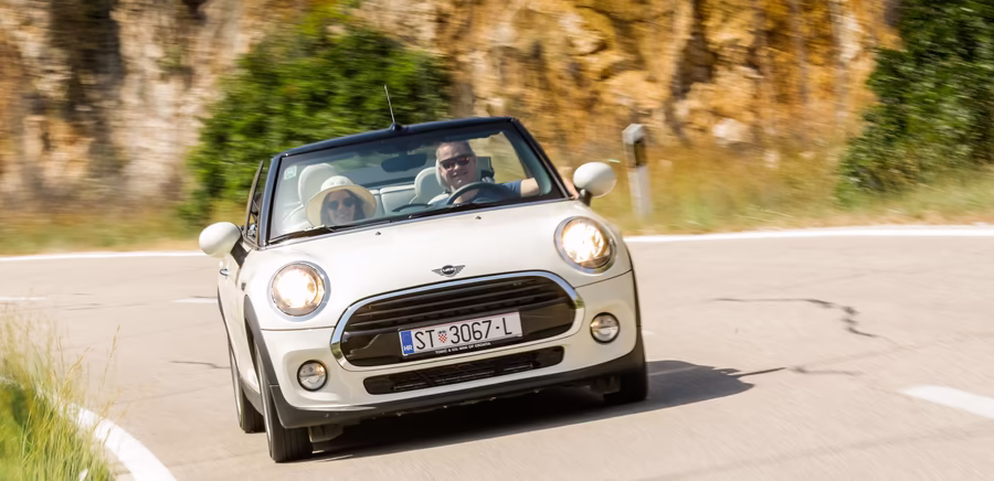 Mini Cooper on Tour auf den kroatischen Straßen 