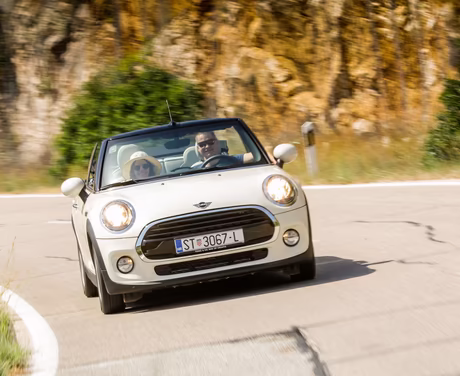 Mini Cooper on Tour auf den kroatischen Straßen 