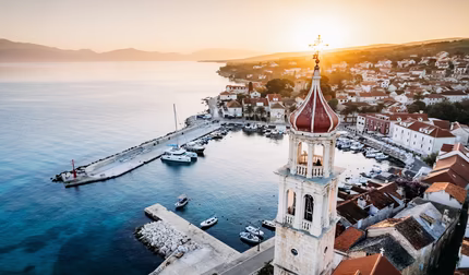Brač bei Sonnenaufgang von oben