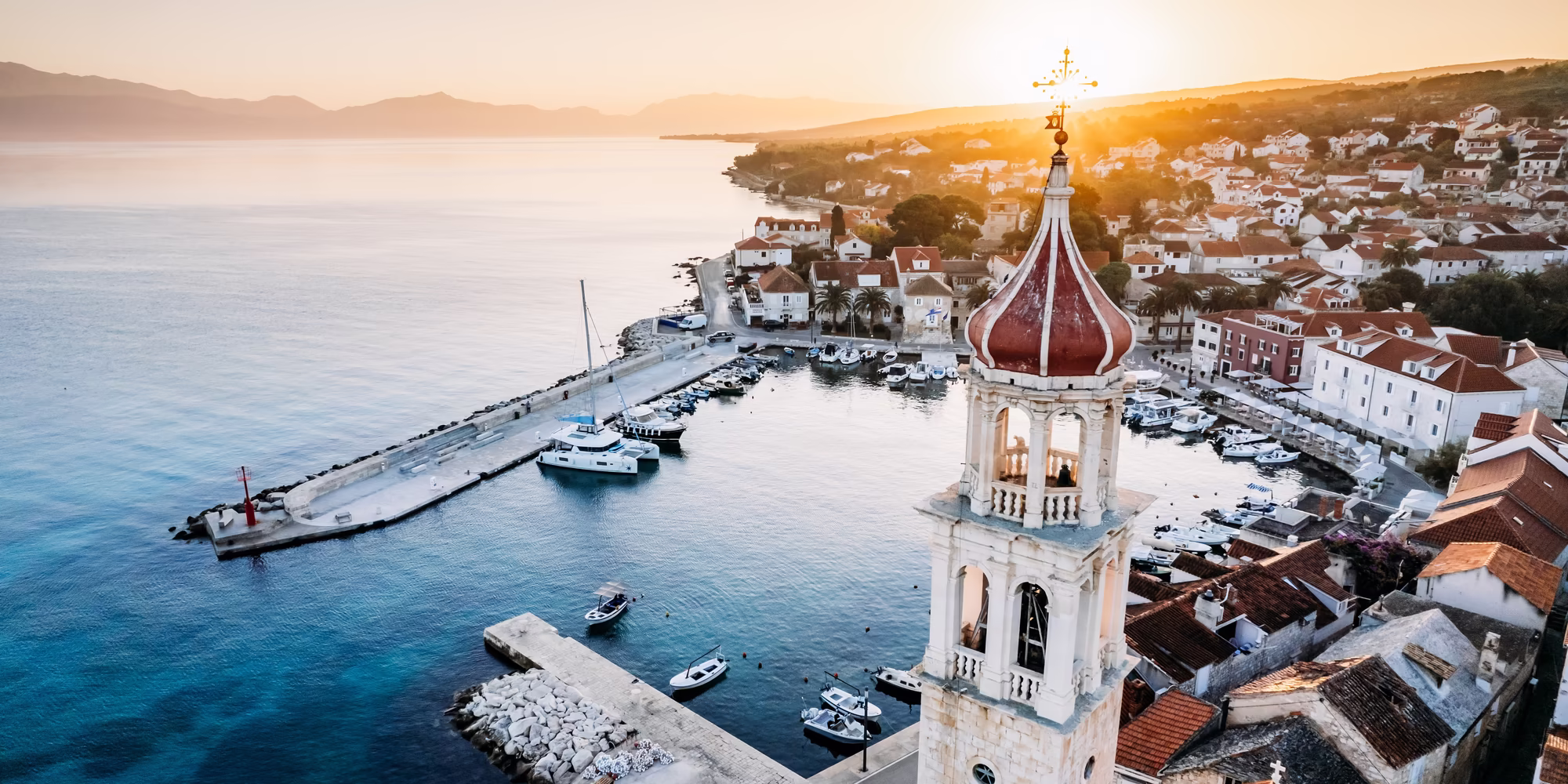 Brač bei Sonnenaufgang von oben
