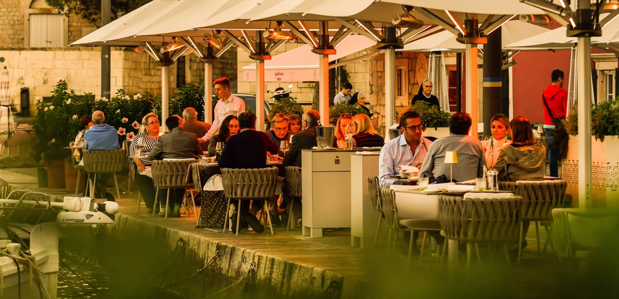 Restaurant mit Sitzmöglichkeiten draußen direkt am Meer